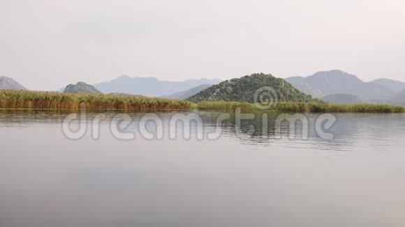黑山Skadar山湖区从船上的景色视频的预览图