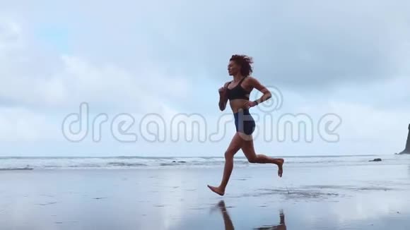 早上穿着运动服的漂亮女运动员沿着大西洋海岸跑步健康的概念视频的预览图