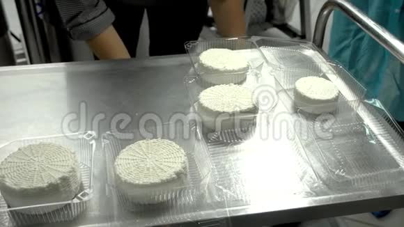 小型农场的奶酪制作过程视频的预览图
