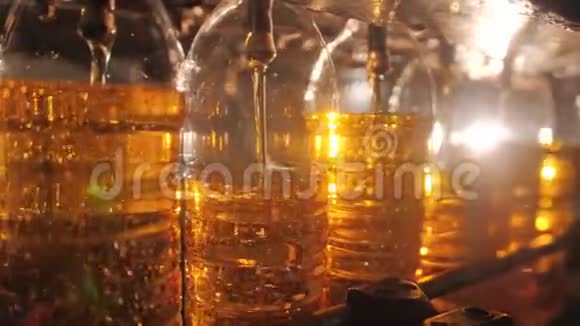 瓶子通过特殊的管子装满葵花油很漂亮的油色视频的预览图