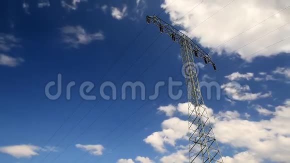 在蓝天与云彩之间的电气塔时间间隔视频的预览图