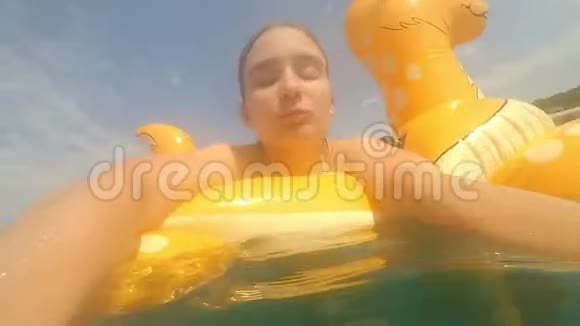 女孩带着充气圈在海上游泳看动作镜头暑假视频的预览图