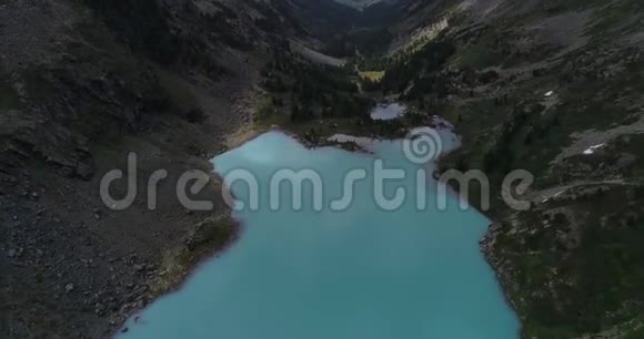 八月库伊古克湖在俄罗斯阿尔泰的无人机上射击视频的预览图