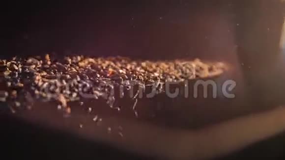 剥开的葵花籽正从管道里穿过视频的预览图
