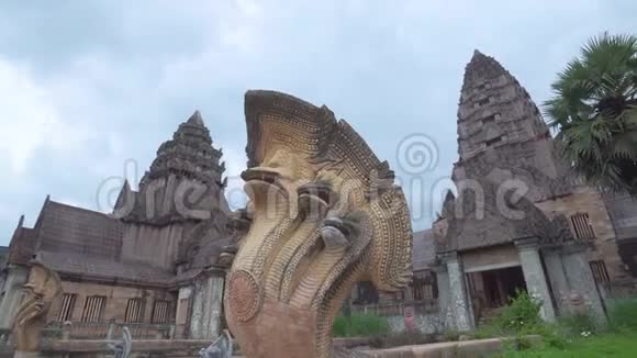 古庙和五头眼镜蛇的雕塑视频的预览图