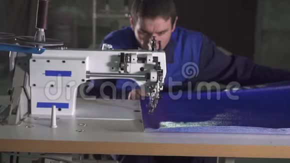一个人在缝纫机工作时的肖像视频的预览图