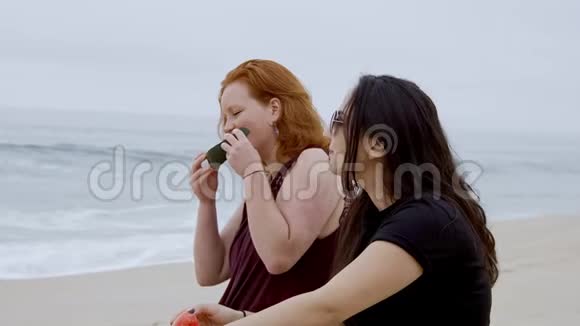 两个女孩在海滩上吃西瓜视频的预览图