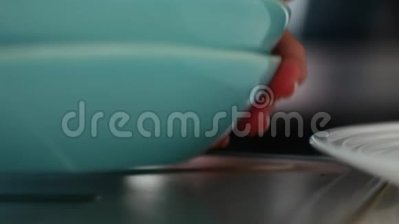 洗碗后展开清洗干净的盘子视频的预览图