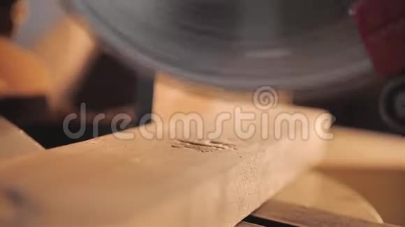 超级特写电锯锯木块锯木厂视频的预览图