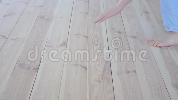 环保地板妇女赤脚触摸温暖的木制地板特写视频的预览图