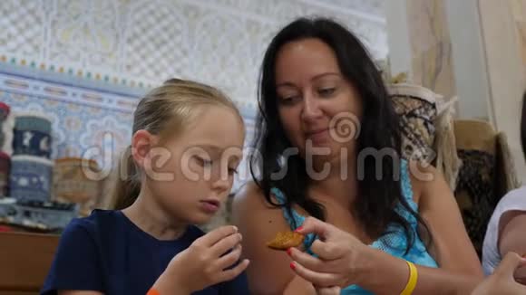 妈妈和女儿在糖果店吃东方糖果视频的预览图