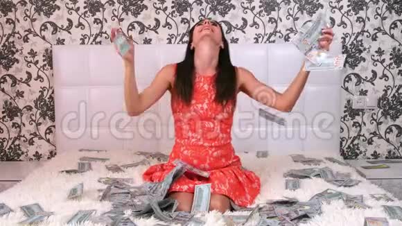 大量的钱落在一个女人的白色床上这个女孩很喜欢钱慢动作巨大的财富顶级视频的预览图