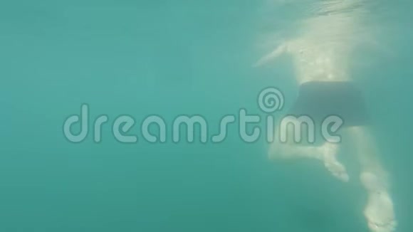 从背面的角度看年轻人在海洋中游泳POV假期夏季视频的预览图