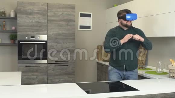 现代厨房里长胡子的胖子戴着虚拟现实慢动作数字的眼镜视频的预览图