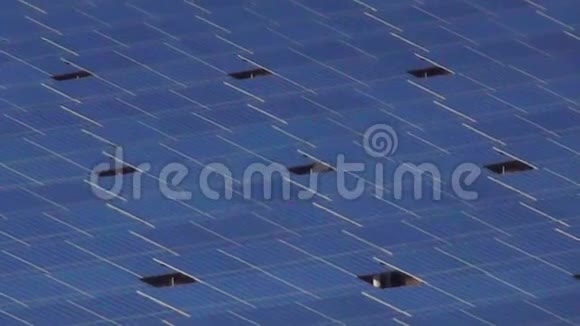大型工业太阳能电池板阵列放大视频的预览图