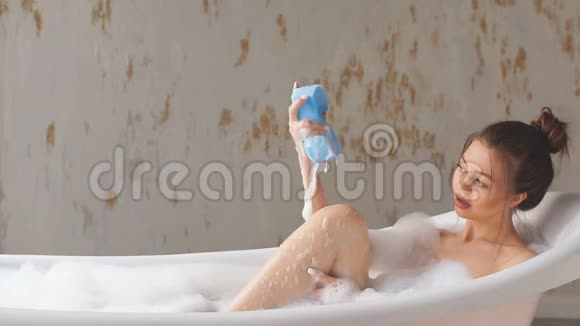 女人刮腿后洗腿视频的预览图