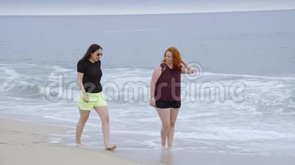 在海滩上度过一个完美的一天年轻的女人在海洋中享受她们的休息时间视频的预览图