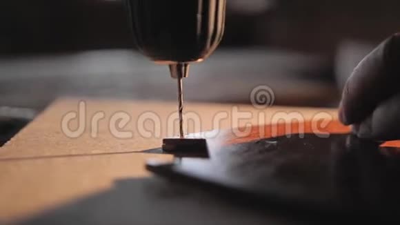 在木材上钻孔的机器的工作钻机旋转的特写视频的预览图