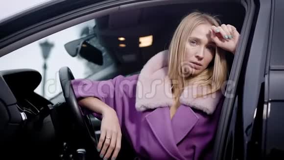 时尚女商人坐她的车视频的预览图