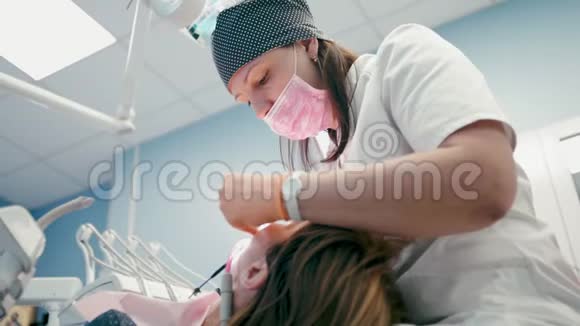 牙医在牙医办公室里给妇女牙齿视频的预览图