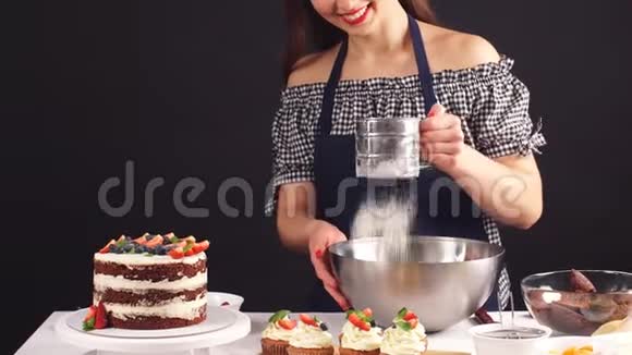 美丽的女性糖果师添加面团的配料烘焙蛋糕视频的预览图