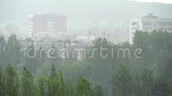 城市里的夏季大雨绿色树木和房屋屋顶的俯视图4K视频视频的预览图