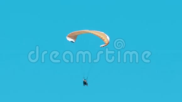 极端滑翔伞在蓝天上飞行视频的预览图
