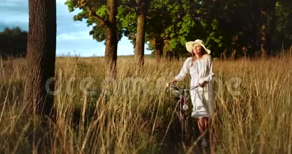 女人与自行车乡间同行视频的预览图