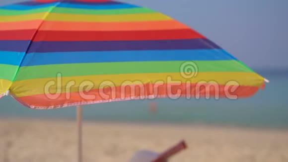 热带海滩上的年轻女子躺在充气沙发上暑假概念视频的预览图