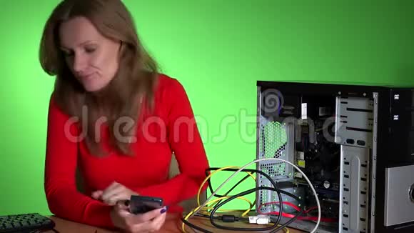 沮丧的商务女性打电话给计算机支持服务视频的预览图
