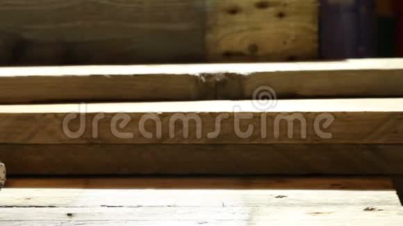在木工车间将平底锅缓冲于木板上以适应折叠规则视频的预览图