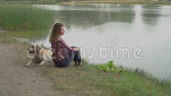 红发少女和拉布拉多在湖边视频的预览图