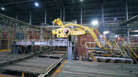 现代工厂机器从工厂的传送带上移动砖块视频的预览图