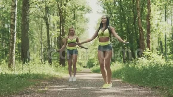 两个美女在斯洛莫公园跳绳健康生活方式视频的预览图