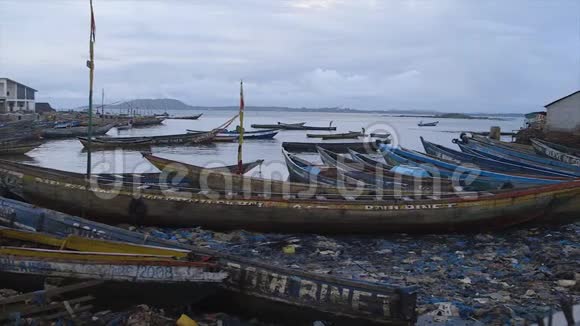 科纳克里被忽视的独木舟视频的预览图