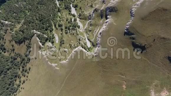高加索山脉的岩石悬崖顶部视图视频的预览图