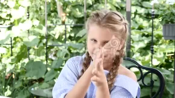 可爱的年轻女孩在玩玩得很开心用手指闭上眼睛快乐的童年4k视频的预览图