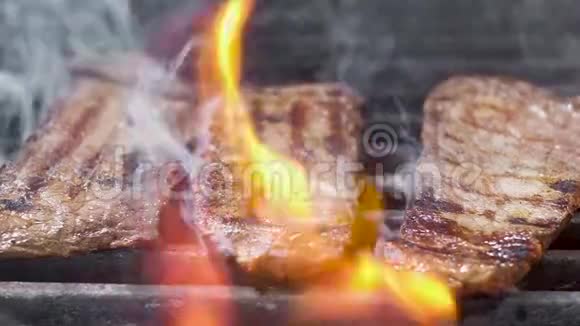 天然肉牛排在烤架上做饭明火烤肉的传统方式视频的预览图