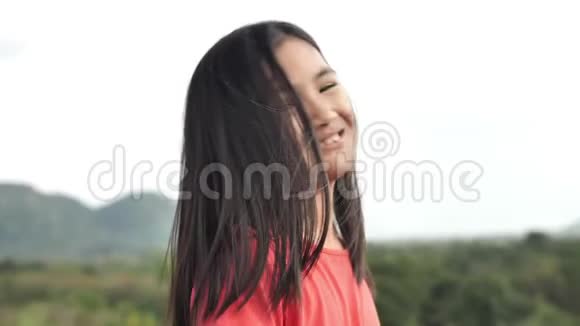 特写一幅欢快的亚洲女孩的肖像微笑着快乐地享受着快乐的一天视频的预览图