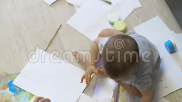 小女孩慢动作在纸上画画视频的预览图