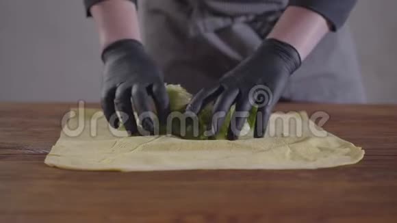 厨师的双手戴着黑色厨房手套制作沙瓦玛特写厨师把西红柿和洋葱放在皮塔上视频的预览图