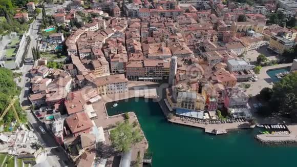 空中观景意大利北部的度假小镇里瓦德尔加德这座城市中世纪的部分位于视频的预览图