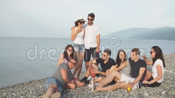 快乐的年轻人在沙滩上玩得很开心视频的预览图