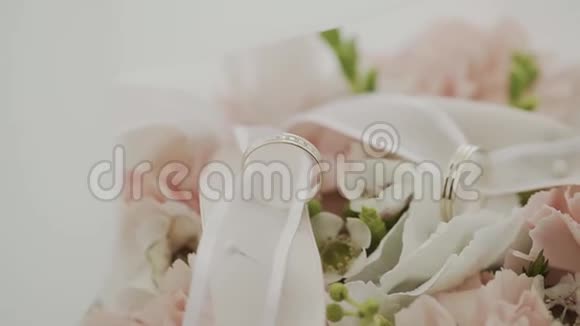 有结婚戒指的婚礼花束放在桌子上视频的预览图