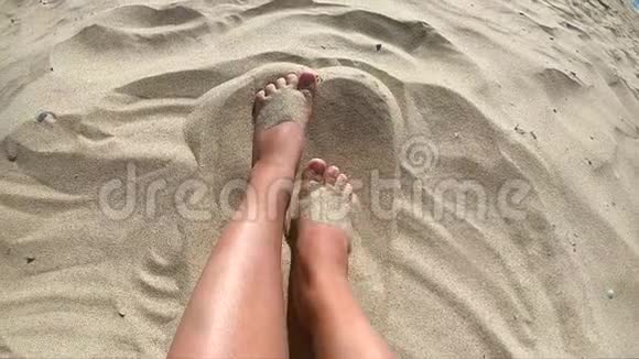 一个白人女孩的两条腿在沙滩上享受白沙视频的预览图