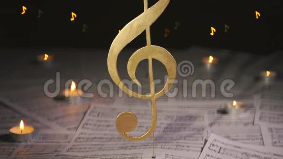 桌子上的音乐音符和高音视频的预览图