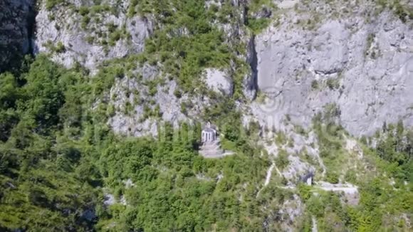 空中观景美丽的岩石山夏季的山景石头和树木视频的预览图