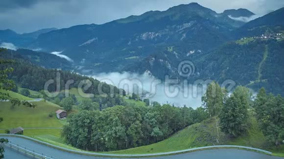 瑞士阿尔卑斯山高山村的美丽景色视频的预览图