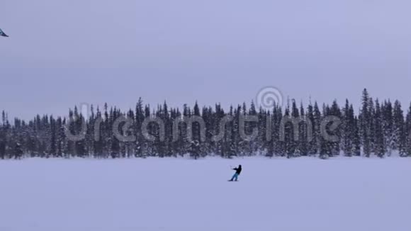 在冬季森林湖上滑雪视频的预览图