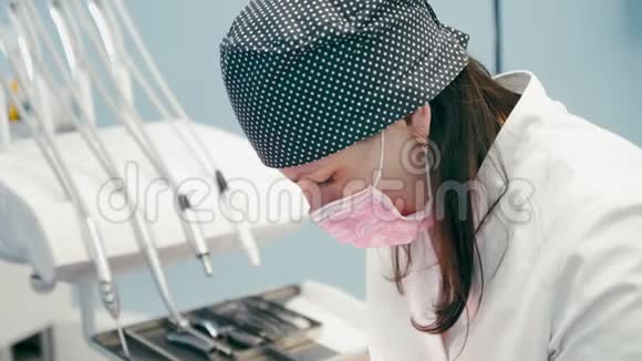 医生在牙科诊所做手术时的脸视频的预览图